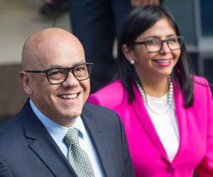 El diputado chavista Jorge Rodríguez fue reelegido este lunes como jefe del Parlamento de Venezuela en una sesión que contó entre sus protagonistas con nuevos rostros de la oposición y estuvo marcada por la captura del mandatario Nicolás Maduro y su esposa y diputada, Cilia Flores, durante un ataque militar ejecutado por EE.UU. en el país suramericano.