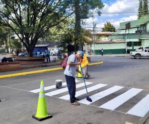 Bordillos pintados, canalizadores renovados y rótulos instalados forman parte de la estrategia de la alcaldía para ordenar el tránsito y proteger a peatones.