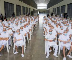 Reclusos acusados de pertenecer a la MS-13 enfrentan un juicio masivo en el Salvador .