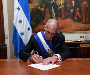 El mandatario hondureño firmó la carta con la que Honduras notifica su intención de reincorporarse al CIADI.