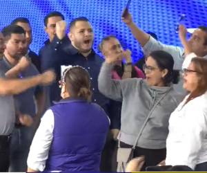 El búnker del Partido Nacional se mantiene lleno de militantes que, entre consignas y celebraciones, esperan que el CNE emita la declaratoria presidencial a favor de Nasry Asfura.