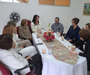 Hace apenas escasos meses la Fundación, por la voluntad unánime de sus miembros, pasó a ser dirigida por doña Vivian M. Atala, ante la ausencia de la presidenta eterna de la organización, doña Victoria Atala.