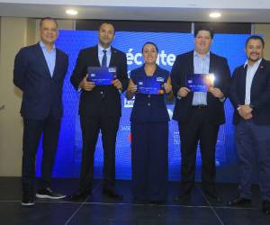 Ejecutivos de Finsol, Mastercard y Processusnet, presentan la tarjeta de débito, destacando su papel en la inclusión financiera y el acceso a la economía digital.