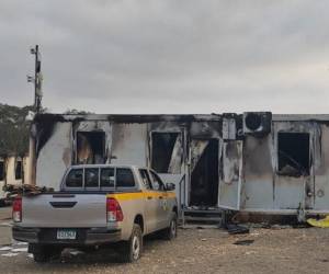 El Servicio Nacional de Fronteras (Senafront) informó que unos 250 migrantes estuvieron involucrados en los disturbios, y aquellos responsables enfrentarán cargos por daños a la propiedad del Estado.