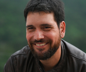 El exitoso empresario aspira ganar en agosto las elecciones anticipadas para terminar el actual periodo presidencial (2021-2025).