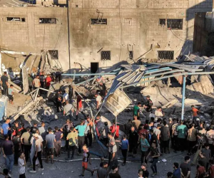 Búsqueda de supervivientes en el campo de refugiados de Nuseirat.