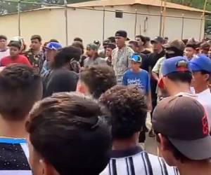 Las personas presentes en la calle donde se realizaban las carreras observaron el impacto que sufrió el motociclista.