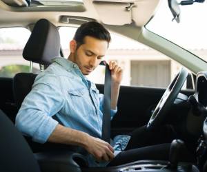 Una vez que se ubique en el asiento del conductor, manténgase atento, ajuste los espejos, colóquese el cinturón de seguridad y tenga presente las normas de circulación.