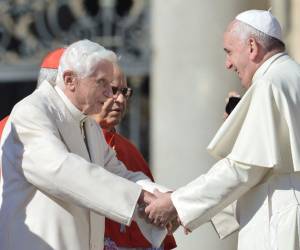 El papa Francisco tardó pocos minutos en llegar a la habitación donde murió el papa Benedicto el 31 de diciembre de 2022.