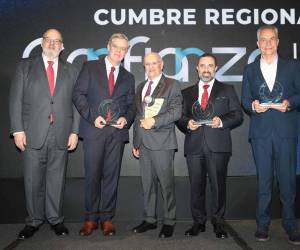 Manuel Dávila, vicepresidente ejecutivo de Banco Atlántida, recibió en Guatemala el reconocimiento para Grupo Financiero Atlántida, organizada por la revista Estrategia y Negocios.