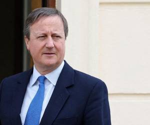 El secretario de Relaciones Exteriores de Gran Bretaña, David Cameron, espera afuera de Carlton Gardens en Londres el 15 de abril para saludar al ministro de Relaciones Exteriores de Suecia antes de su reunión.