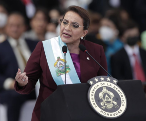 La mandataria fijó su postura objetiva, pero Perú responde de manera controversial.