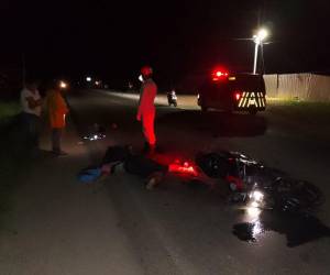 El cuerpo de la agente Keyla Lindo quedó tendido en el pavimento de la carretera CA-13, donde elementos del Cuerpo de Bomberos confirmaron que ya no tenía signos vitales.