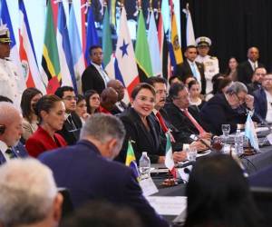 Frente a la captura de Nicolás Maduro y su esposa que enfrentan cargos por narcotráfico, la CELAC se reunió de emergencia, pero los líderes latinoamericanos terminaron divididos.