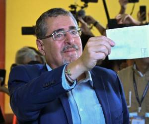 Después de votar, Arévalo compartió ante la prensa con su anciana madre, Margarita de León, quien raramemente aparece en actividades públicas.