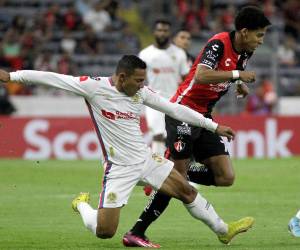 Jonathan Herrera (derecha) de Altas y Carlos Sánchez de Olimpia luchan por el balón durante el partido de vuelta de octavos de final de la Liga de Campeones de Concacaf entre Atlas de México y Olimpia de Honduras, en el estadio Jalisco en Guadalajara