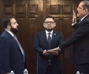 Momento en que el secretario Carlos Zelaya fue juramentado por el titular del Legislativo, Luis Redondo.