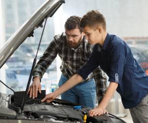 Convertirse en un experto en mecánica no es necesario para transmitir conocimientos básicos a sus hijos sobre el funcionamiento de un automóvil.