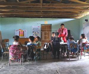 La ministra de Educación, Arely Argueta, informó que las educadoras voluntarias recibirán un incremento salarial a partir de mayo por la labor que realizan en los de CCEPREB.