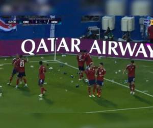 ¡Feo gesto! Aficionados hondureños lanzaron de todo a jugadores de Costa Rica durante partido