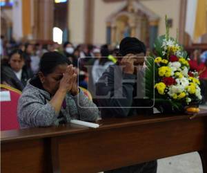 Desde las primeras horas de este lunes, la Basílica Menor de Suyapa recibió a miles de peregrinos que llegaron con fe y esperanza para participar en las celebraciones por el 279 aniversario del hallazgo de la Virgen de Suyapa.
