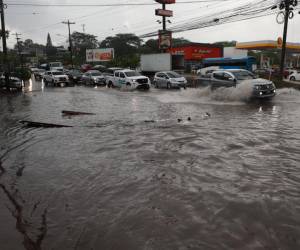 Enormes pozas de agua se forman en las principales vías de la capital, este es un problema que causa caos vial, además, en los barrios y colonias de la ciudad es un problema muy recurrente.