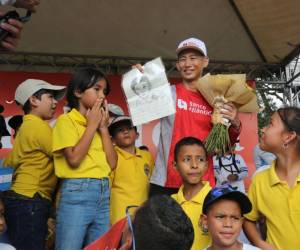 Shin finalmente llegó a la UNAH, recibido como un héroe por los niños y los adultos que admiran su gran labor.