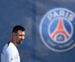 El delantero argentino del Paris Saint-Germain, Lionel Messi, reacciona durante una sesión de entrenamiento en el campo de entrenamiento del club en Saint-Germain-en-Laye, al oeste de París, el 1 de junio de 2023, dos días antes del partido de fútbol L1 contra Clermont.