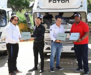 Autoridades de la Alcaldía capitalina recibieron de la Serna las llaves de tres “Volquetas” de la marca de prestigio Foton que distribuye IMVESA.