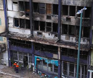 Vista de un refugio para personas sin hogar que se incendió, dejando al menos 10 víctimas, en Porto Alegre, Brasil, el 26 de abril de 2024.