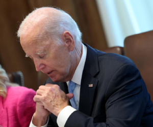 El mandatario demócrata de 80 años guardó silencio cuando los periodistas le preguntaron por el tema.