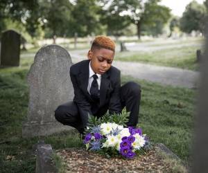 La presión social para participar en actividades relacionadas con la festividad pueden causar ansiedad y estrés en el niño en duelo, por eso debe estar pendiente.