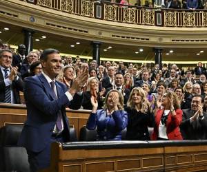 Pedro Sánchez, presidente de España, mientras festejaba por haber logrado más de 176 (mayoría) votos en el Congreso de los Diputados.