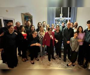 La familia presidencial decidió inmortalizar el momento junto a Nácher Tatay en esta imagen.