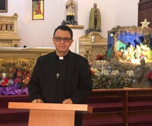 El padre Juan Ángel López, portavoz de la Conferencia Episcopal, al momento de dar lectura al pronunciamiento.