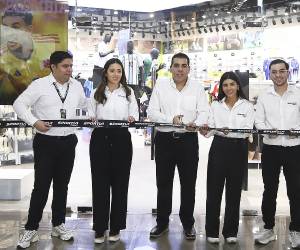 Corte de cinta: Momento oficial de inauguración de la nueva tienda Sportia en City Mall Tegucigalpa, marcando la apertura de su séptima tienda a nivel nacional.