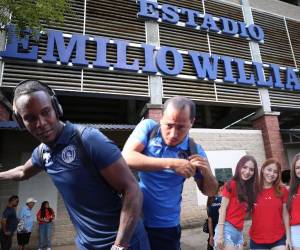 El Estadio Emilio Williams se viste de Azul y naranja con los aficionados presentes para el encuentro Motagua vs Lobos donde Rubilio Castillo dice presente y bellas chicas roban miradas.