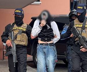 Alias “El diablito” se observa en las imágenes ingresando con arma en mano hasta la cuartería donde fueron asesinadas siete personas.