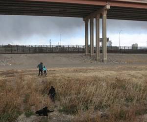 La camioneta, que era conducida por un traficante de personas, se dio a la fuga con cuatro mujeres que resultaron ilesas.