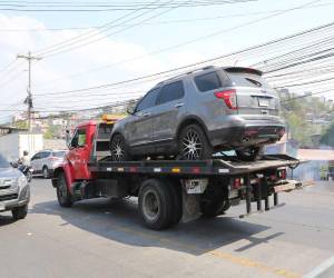 Porque lo prometido es deuda la Alcaldía municipal junto a otras entidades inició hoy con el decomiso de vehículos invasores de espacios públicos en la salida hacia Danlí.