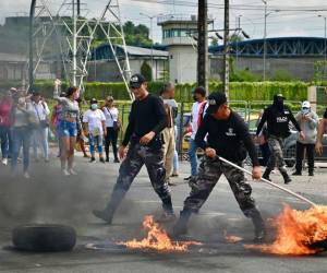 Este jueves, unos 200 familiares de los reclusos quemaron neumáticos para interrumpir momentáneamente la circulación de vehículos a las afueras del centro en protesta por supuestos malos tratos de los militares a los presos, lo que habría ocasionado la rebelión. Aquí lo que se sabe del motín que se registró en una cárcel de Guayaquil, Ecuador.