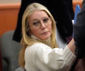 Paltrow, vestida de suéter blanco de cuello de tortuga se sentó en silencio al lado de su abogado mientras el procedimiento iniciaba. Se espera que ella hable más adelante para defenderse.