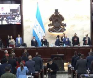 La sesión parlamentaria inició con dos horas y media de retraso, luego de que los diputados habían sido convocados a las 10 de la mañana.