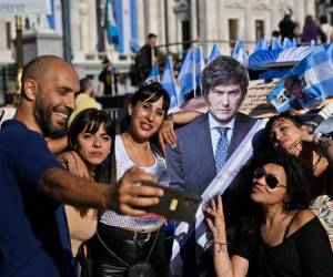 Los argentinos se aglomeraron en las calles para festejar la toma de posesión de Javier Milei.