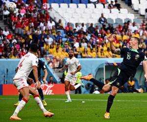 Un gol de cabeza de Mitchell Duke le dio los primeros 3 puntos del torneo a la selección de Australia.