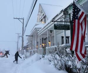 Una poderosa nevada azotó la cadena montañosa de Sierra Nevada, en California, Estados Unidos, durante la noche y la madrugada del sábado, marcando la tormenta más intensa de la temporada.