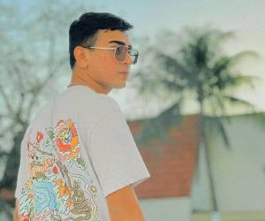 “Por las más mañanas” es una canción a ritmo de Pop/Reggaetón Romántico que habla sobre la felicidad que provoca a la pareja compartir el tiempo juntos.