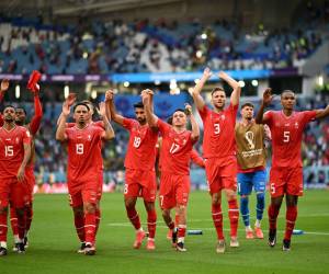 (De izquierda a derecha) el mediocampista suizo n.° 15 Djibril Sow, el delantero suizo n.° 19 Noah Okafor, el defensor suizo n.° 18 Eray Comert, el delantero suizo n.° 17 Ruben Vargas, el defensor suizo n.° 03 Silvan Widmer, el defensor suizo n.° 05 Manuel Akanji y el portero suizo n.° 12 Jonas Omlin aplauden a los seguidores al final del partido de fútbol del Grupo G de la Copa Mundial Qatar 2022 entre Suiza y Camerún en el estadio Al-Janoub en Al-Wakrah, al sur de Doha el 24 de noviembre de 2022.