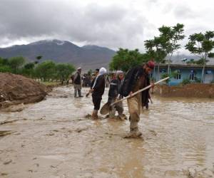 Los socorristas “buscan a posibles víctimas atrapadas en el lodo”.