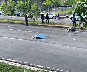 El cadáver de la joven quedó en medio de la calle.